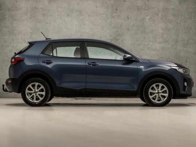 KIA Stonic 1.2 Sport (APPLE CARPLAY, NAVIGATIE, CAMERA, PARKEERSENSOREN, SPORTSTOELEN, CRUISE, LM VELGEN, TREKHAAK, NIEUWSTAAT)