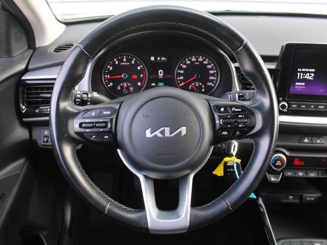 KIA Stonic 1.0 T-GDi MHEV DynamicLine | Stoelverwarming | Camera | Parkeersensor v+a | Clima | Navi | Apple Carplay/Android Auto | 15" LM | Cruise |
