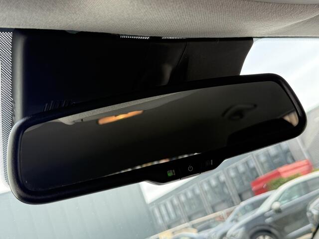 KIA Stonic 1.0 T-GDi ExecutiveLine / Navigatie / Camera / Trekhaak / All Seasonbanden / Lederen Bekleding / Stoel- en Stuurverwarming / Climate Control / Cruise Control / Dodehoekdetectie /