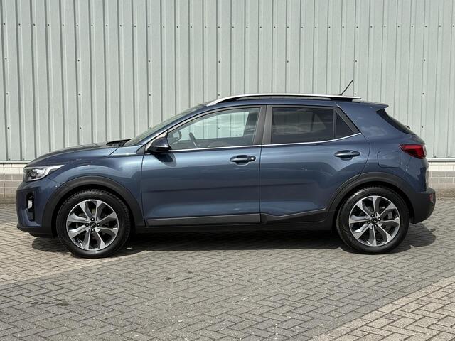 KIA Stonic 1.0 T-GDi ExecutiveLine / Navigatie / Camera / Trekhaak / All Seasonbanden / Lederen Bekleding / Stoel- en Stuurverwarming / Climate Control / Cruise Control / Dodehoekdetectie /