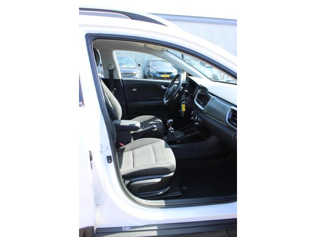 KIA Stonic 1.0 T-GDi MHEV DynamicLine Climate control / Navigatie / LMV
