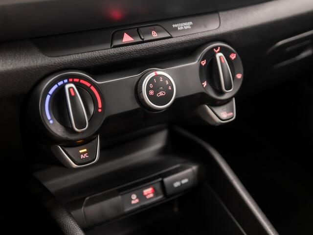 KIA Stonic 1.2 MPi ComfortPlusLine Navigator (APPLE CARPLAY, NAVIGATIE, CAMERA, LM VELGEN, SPORTSTOELEN, PARKEERSENSOREN, ELEK RAMEN, NIEUWSTAAT)