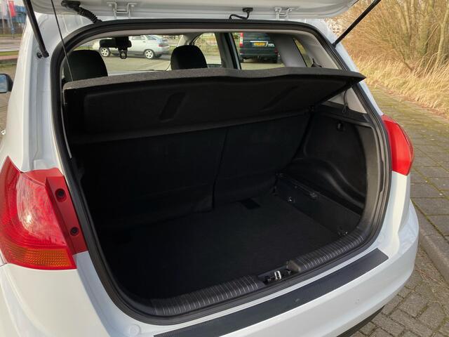 KIA VENGA 1.6 CVVT DynamicLine Automaat | Navi | Climate | Camera |