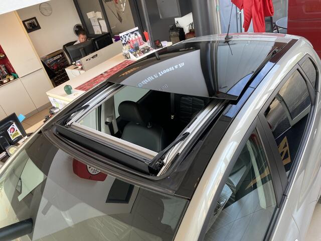 KIA VENGA 1.4 CVVT Summer Edition, NL Auto, 1e Eigenaar, Panoramadak, Navigatie + Achteruitrijcamera,Spraakbediening, Climate&Cruisecontrol, 16" LM Velgen, Parkeersensoren, Unieke Kilometerstand!