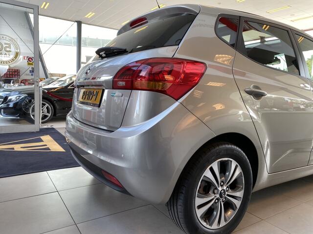 KIA VENGA 1.4 CVVT Summer Edition, NL Auto, 1e Eigenaar, Panoramadak, Navigatie + Achteruitrijcamera,Spraakbediening, Climate&Cruisecontrol, 16" LM Velgen, Parkeersensoren, Unieke Kilometerstand!
