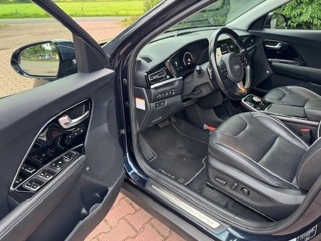 KIA e-Niro EXECUTIVELINE 64KWH 3 FASE LADEN/THAAK/ACARPLAY/FABRIEKSGARANTIE