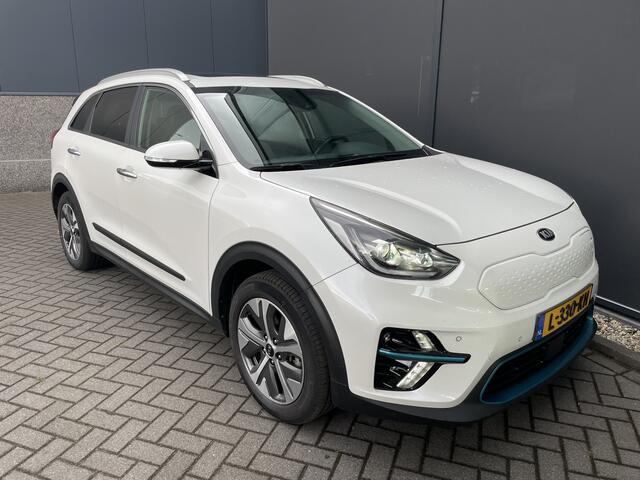 KIA e-Niro ExecutiveLine 64 kWh Achteruitrijcamera - Cruise control - Navigatiesysteem full map - Parkeersensoren voor en achter - Dodehoek detector - Lederen bekleding - Lederen stuurwiel - Mistlampen voor