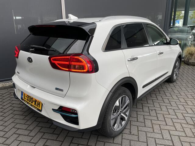 KIA e-Niro ExecutiveLine 64 kWh Achteruitrijcamera - Cruise control - Navigatiesysteem full map - Parkeersensoren voor en achter - Dodehoek detector - Lederen bekleding - Lederen stuurwiel - Mistlampen voor