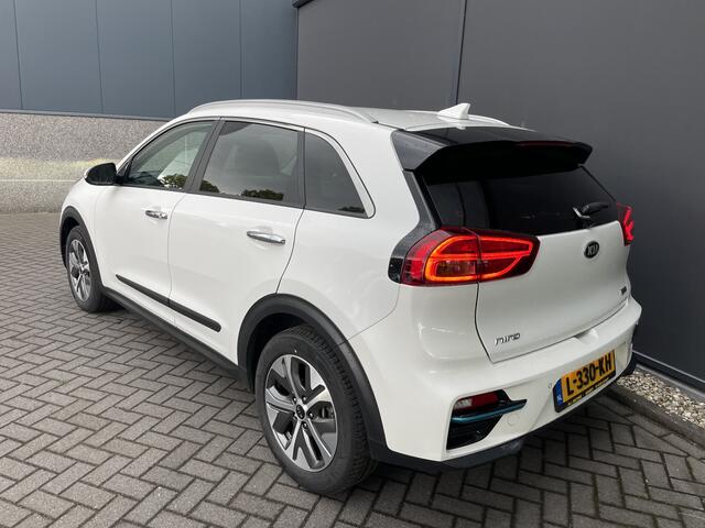 KIA e-Niro ExecutiveLine 64 kWh Achteruitrijcamera - Cruise control - Navigatiesysteem full map - Parkeersensoren voor en achter - Dodehoek detector - Lederen bekleding - Lederen stuurwiel - Mistlampen voor