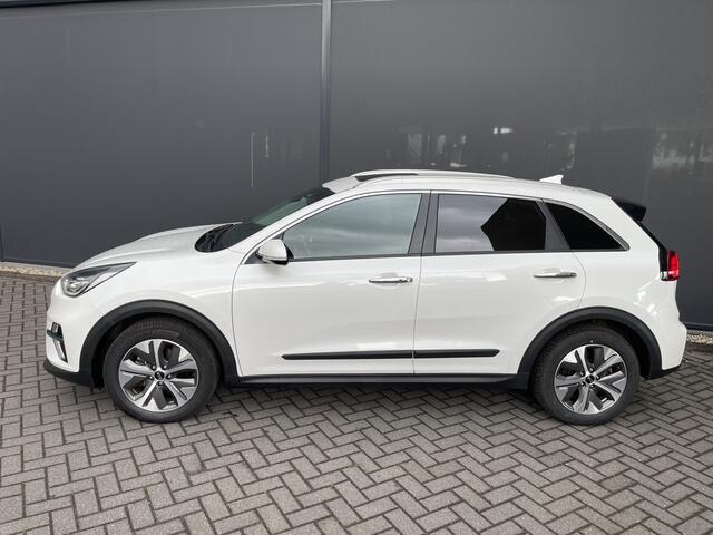 KIA e-Niro ExecutiveLine 64 kWh Achteruitrijcamera - Cruise control - Navigatiesysteem full map - Parkeersensoren voor en achter - Dodehoek detector - Lederen bekleding - Lederen stuurwiel - Mistlampen voor