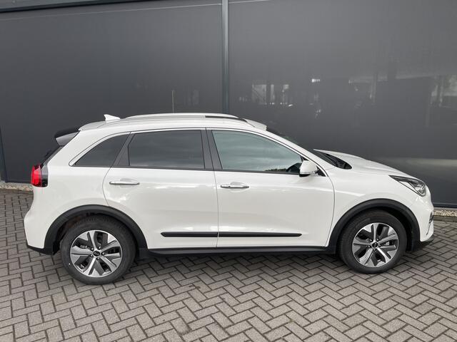 KIA e-Niro ExecutiveLine 64 kWh Achteruitrijcamera - Cruise control - Navigatiesysteem full map - Parkeersensoren voor en achter - Dodehoek detector - Lederen bekleding - Lederen stuurwiel - Mistlampen voor
