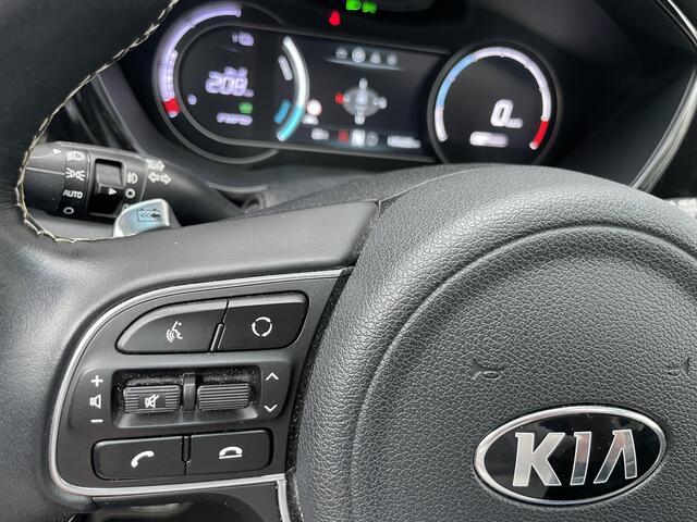 KIA e-Niro ExecutiveLine 64 kWh Achteruitrijcamera - Cruise control - Navigatiesysteem full map - Parkeersensoren voor en achter - Dodehoek detector - Lederen bekleding - Lederen stuurwiel - Mistlampen voor