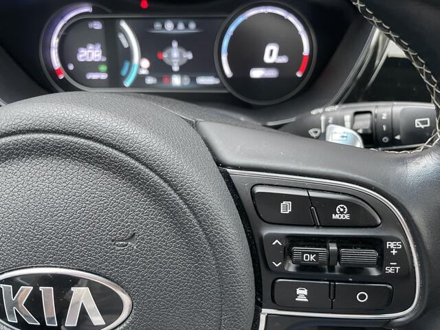 KIA e-Niro ExecutiveLine 64 kWh Achteruitrijcamera - Cruise control - Navigatiesysteem full map - Parkeersensoren voor en achter - Dodehoek detector - Lederen bekleding - Lederen stuurwiel - Mistlampen voor