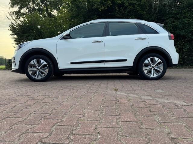 KIA e-Niro DYNAMICLINE 64KWH 3 FASE LADEN/SOH 100%/ACARPLAY/NAV/LED/FABRIEKSGARANTIE