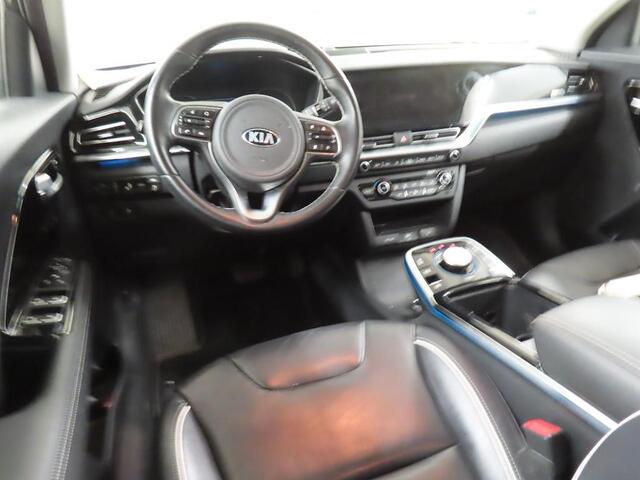 KIA e-Niro EXECUTIVELINE 64 KWH I 3 FASE I AUTOMAAT I ACHTERUITRIJCAMERA I STOELVERWARMING I LEDEREN BEKLEDING