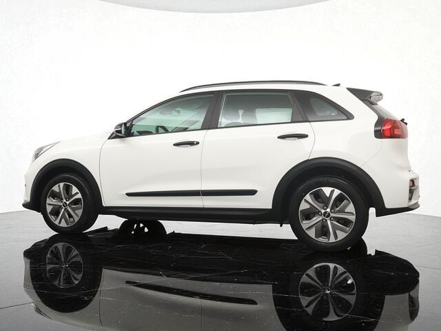 KIA e-Niro 64kWh Edition (SOH 100%) - Zwarte wrap - Navigatie - Camera - Stoel- en stuurverwarming - Adaptive cruise control - Fabrieksgarantie tot 04-2029