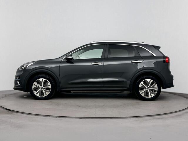 KIA e-Niro DynamicPlusLine 64 kWh | Parkeer sensoren voor + achter | Warmtepomp |Achteruit rij camera | Apple carplay & Android auto | Schuifkantel dak | Drive lane assist | Adaptive cruise control | Stoelverwarming + stuur | Half leder bekleding