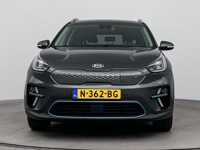 KIA e-Niro DynamicPlusLine 64 kWh | Parkeer sensoren voor + achter | Warmtepomp |Achteruit rij camera | Apple carplay & Android auto | Schuifkantel dak | Drive lane assist | Adaptive cruise control | Stoelverwarming + stuur | Half leder bekleding