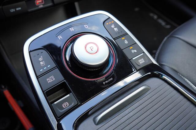 KIA e-Niro ExecutiveLine 64 kWh 3-Fase / Panoramadak / Leer / Stoel Verwarming/ Koeling / Lane / Camera /