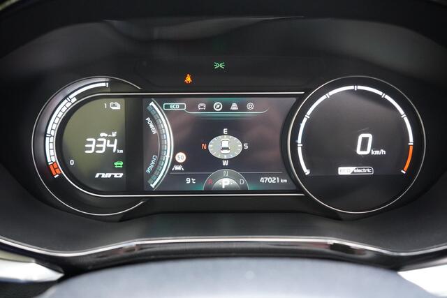 KIA e-Niro ExecutiveLine 64 kWh 3-Fase / Panoramadak / Leer / Stoel Verwarming/ Koeling / Lane / Camera /