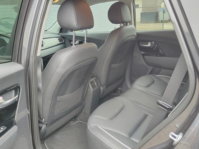 KIA e-Niro ExecutiveLine 64kWh Warmtepomp Leder Pdc Elek.Stoel+Memory Navi Ecc Camera Apple Carplay Android Auto Stoelverwarming+Koeling Stuurverwarming Lmv Privacy Glas DAB Vess Lane Assist Blind Spot 1e Eigenaar Origineel Nederlandse Auto Zeer compleet!