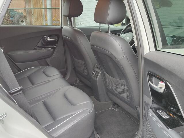 KIA e-Niro Executive 64kWh SOH 100% Leer Elek.Stoel+Memory Warmtepomp Pdc Navi Ecc Camera Apple Carplay Android Auto Stoelverwarming+Koeling Stuurverwarming Lmv Privacy Glas DAB Vess Lane Assist Blind Spot 1e Eigenaar Origineel Nederlandse Auto Zeer compleet!