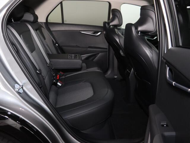 KIA e-Niro EV Light Advanced 64.8 kWh | Stoelverwarming | Privacy glass | Stuurwielverwarming | Achteruitrijcamera | 17" LM velgen | Adaptieve cruise control | Navigatie |