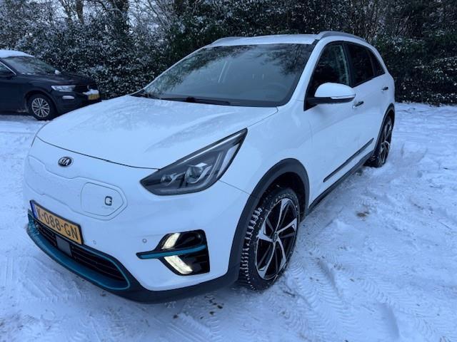 KIA e-Niro EXECUTIVELINE 64KWH 3 FASE SOH 100%/LEER/LMV/ACARPLAY/WARMTEPOMP/FABRIEKSGARANTIE