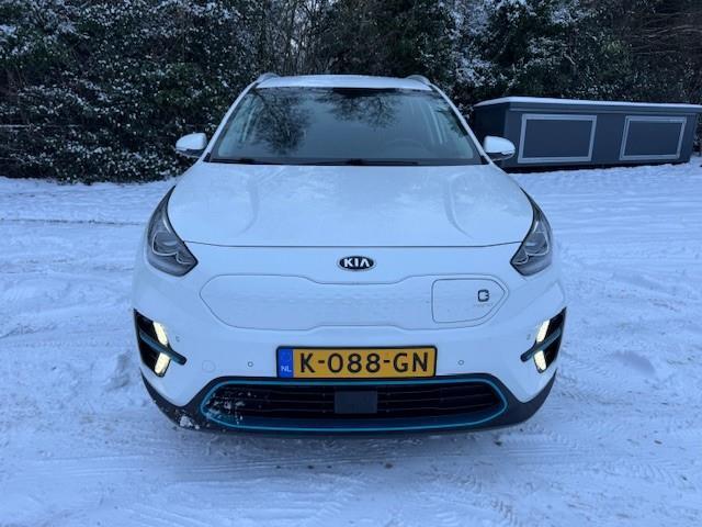 KIA e-Niro EXECUTIVELINE 64KWH 3 FASE SOH 100%/LEER/LMV/ACARPLAY/WARMTEPOMP/FABRIEKSGARANTIE