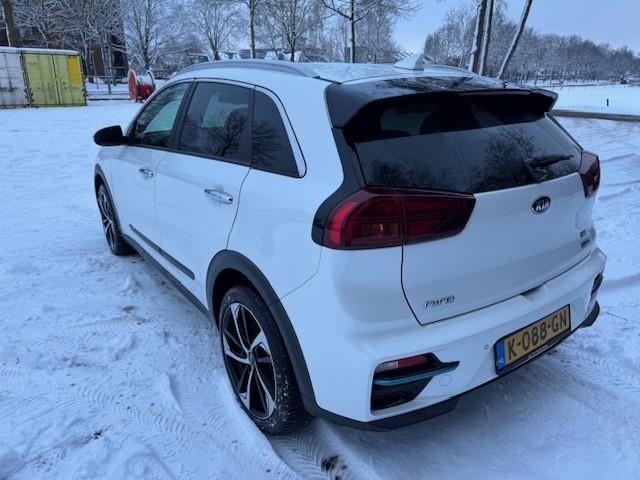 KIA e-Niro EXECUTIVELINE 64KWH 3 FASE SOH 100%/LEER/LMV/ACARPLAY/WARMTEPOMP/FABRIEKSGARANTIE