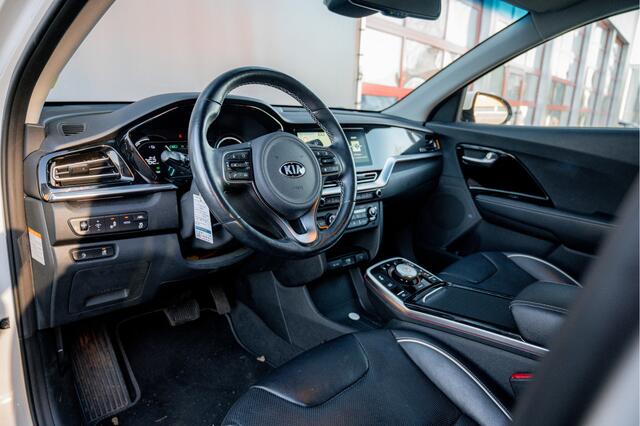 KIA e-Niro BWJ 2020 ExecutiveLine 64 kWh AUTOMAAT | TREKHAAK | LEDER | STOEL VERW. + VENT | ADAPTIVE CRUISE | CARPLAY + ANDROID | NAVI | CLIMA