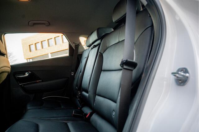 KIA e-Niro BWJ 2020 ExecutiveLine 64 kWh AUTOMAAT | TREKHAAK | LEDER | STOEL VERW. + VENT | ADAPTIVE CRUISE | CARPLAY + ANDROID | NAVI | CLIMA