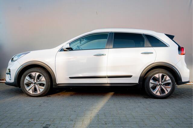 KIA e-Niro BWJ 2020 ExecutiveLine 64 kWh AUTOMAAT | TREKHAAK | LEDER | STOEL VERW. + VENT | ADAPTIVE CRUISE | CARPLAY + ANDROID | NAVI | CLIMA