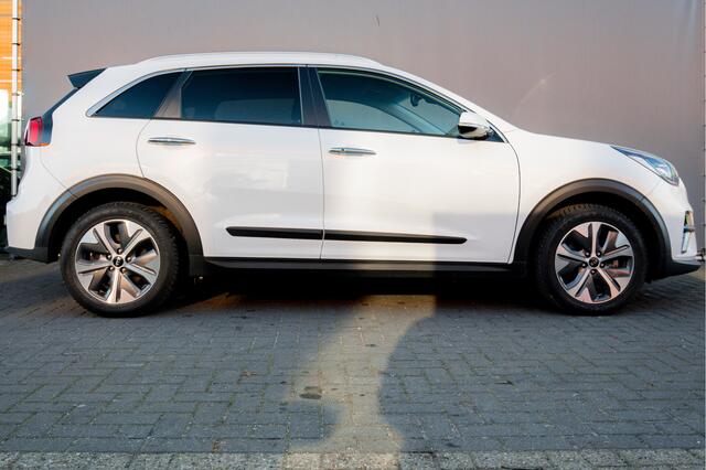 KIA e-Niro BWJ 2020 ExecutiveLine 64 kWh AUTOMAAT | TREKHAAK | LEDER | STOEL VERW. + VENT | ADAPTIVE CRUISE | CARPLAY + ANDROID | NAVI | CLIMA