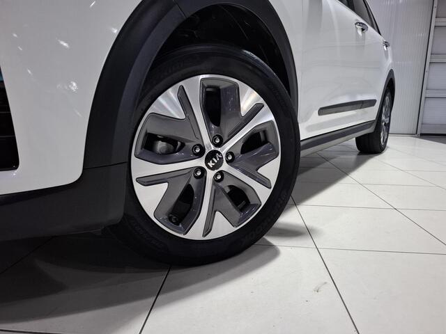 KIA e-Niro ExecutiveLine 64 kWh Stoel en Stuur verwarming, Schuif kantel dak, Apple Carplay/Android Auto, Navigatie, Camera.