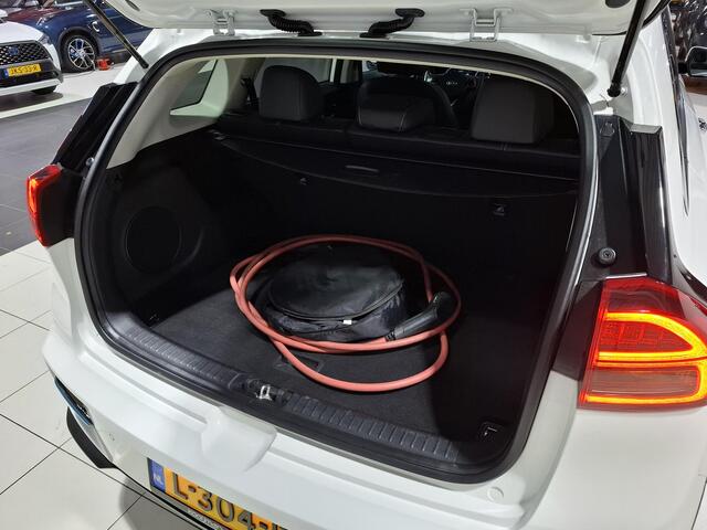 KIA e-Niro ExecutiveLine 64 kWh Stoel en Stuur verwarming, Schuif kantel dak, Apple Carplay/Android Auto, Navigatie, Camera.