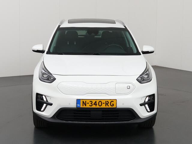 KIA e-Niro ExecutiveLine 64 kWh | SOH 98% | Schuif/Kanteldak | Lederen Interieur | Ele. verstelbare stoelen + Geheugen | Stoelverwarming voor + achter | Apple CarPlay/Android Auto | Camera | Stoelkoeling | Adaptieve Cruise Control | JBL Audio |