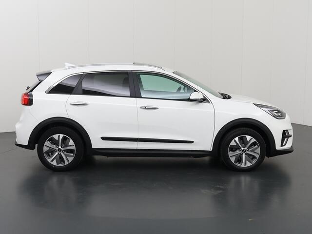 KIA e-Niro ExecutiveLine 64 kWh | SOH 98% | Schuif/Kanteldak | Lederen Interieur | Ele. verstelbare stoelen + Geheugen | Stoelverwarming voor + achter | Apple CarPlay/Android Auto | Camera | Stoelkoeling | Adaptieve Cruise Control | JBL Audio |