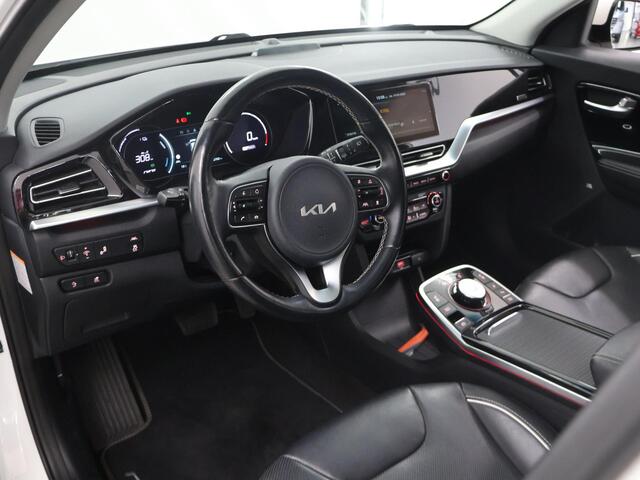 KIA e-Niro ExecutiveLine 64 kWh | SOH 98% | Schuif/Kanteldak | Lederen Interieur | Ele. verstelbare stoelen + Geheugen | Stoelverwarming voor + achter | Apple CarPlay/Android Auto | Camera | Stoelkoeling | Adaptieve Cruise Control | JBL Audio |