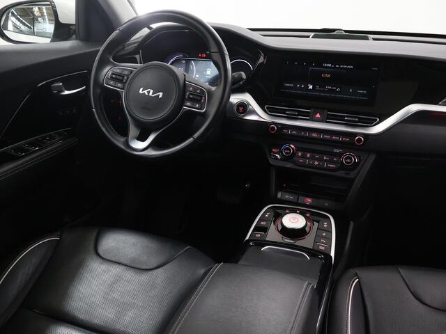 KIA e-Niro ExecutiveLine 64 kWh | SOH 98% | Schuif/Kanteldak | Lederen Interieur | Ele. verstelbare stoelen + Geheugen | Stoelverwarming voor + achter | Apple CarPlay/Android Auto | Camera | Stoelkoeling | Adaptieve Cruise Control | JBL Audio |