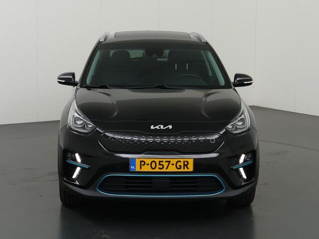 KIA e-Niro ExecutiveLine 64 kWh | Schuif/Kanteldak | Lederen Interieur | Ele,verstelbare stoelen | Apple CarPlay/Android Auto | Camera | DAB | Stoelverwarming/Koeling | Stuurverwarming | Adaptieve Cruise Control |