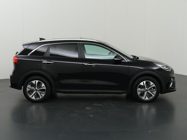 KIA e-Niro ExecutiveLine 64 kWh | Schuif/Kanteldak | Lederen Interieur | Ele,verstelbare stoelen | Apple CarPlay/Android Auto | Camera | DAB | Stoelverwarming/Koeling | Stuurverwarming | Adaptieve Cruise Control |