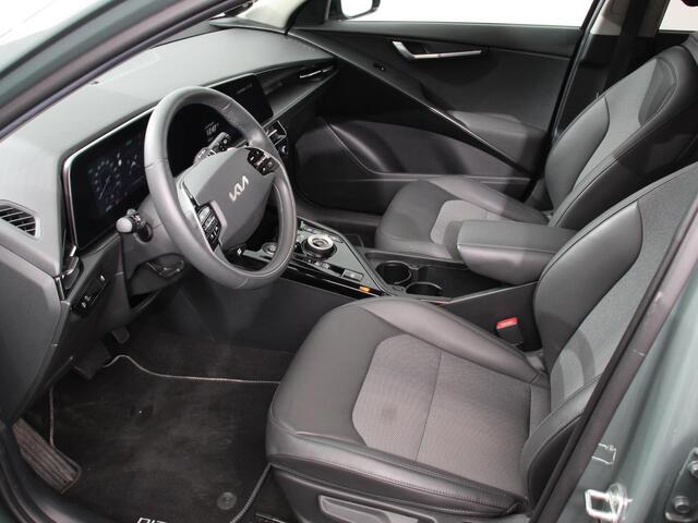 KIA e-Niro EV DynamicLine 64.8 kWh Automaat Climate control Adaptieve cruise control Parkeersensoren Camera Stuurverwarming Stoelverwarming Keyless LED Trekhaak Navigatie Apple Carplay/ Android Auto