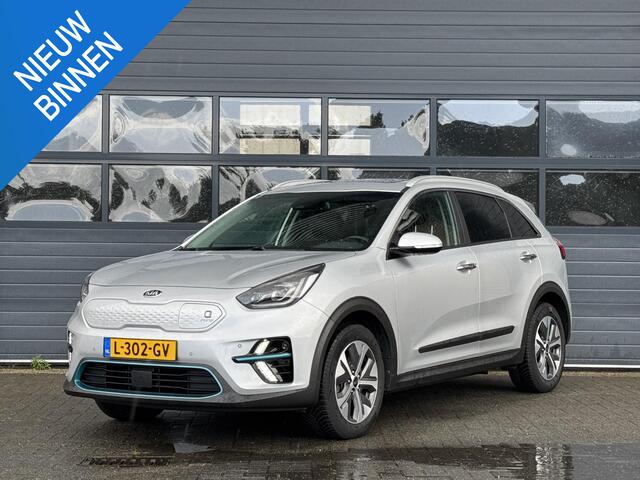KIA e-Niro DYNAMICPLUSLINE 64 kWh (100% SOH) I V/D EERSTE EIGENAAR I 3-FASE LADEN I SCHUIF/KANTELDAK I P-CAMERA