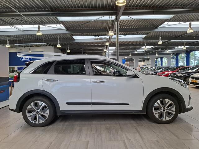 KIA e-Niro ExecutiveLine 64 kWh | Leer | Stoelverw. + koeling | Adapt. cruise | Camera | 100% dealer onderh. | SoH 93,9%