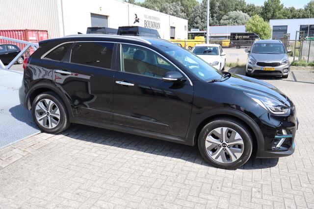 KIA e-Niro ExecutiveLine 64 kWh Verwarmbare & geventileerde voorstoelen/Verwarmbaar stuurwiel/Achteruitrijcamera/JBL audio/Apple carplay/Elektrisch verstelbare voorstoel/Lane assist/Dodehoek assistent/parkeersensoren rondom