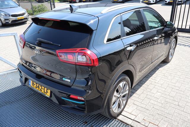 KIA e-Niro ExecutiveLine 64 kWh Verwarmbare & geventileerde voorstoelen/Verwarmbaar stuurwiel/Achteruitrijcamera/JBL audio/Apple carplay/Elektrisch verstelbare voorstoel/Lane assist/Dodehoek assistent/parkeersensoren rondom