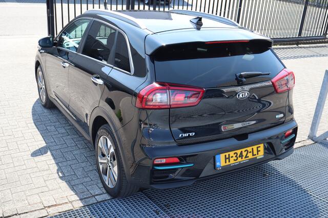 KIA e-Niro ExecutiveLine 64 kWh Verwarmbare & geventileerde voorstoelen/Verwarmbaar stuurwiel/Achteruitrijcamera/JBL audio/Apple carplay/Elektrisch verstelbare voorstoel/Lane assist/Dodehoek assistent/parkeersensoren rondom