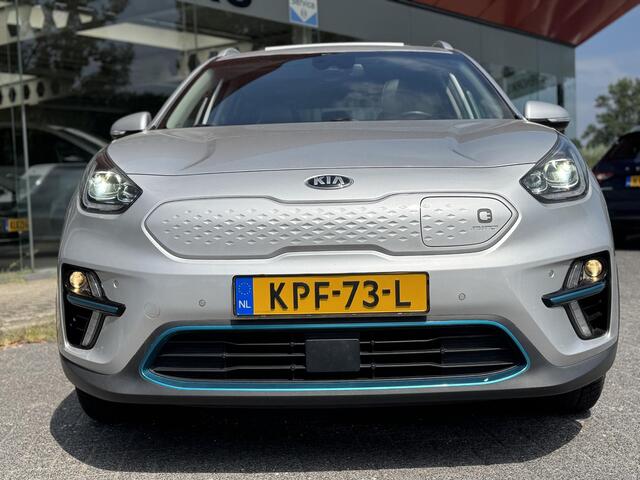 KIA e-Niro ExecutiveLine Sky 64 kWh | SOH: 93,9% | 3 Fase | Warmte pomp | Schuifdak | Adaptive CC | LED | Climate |