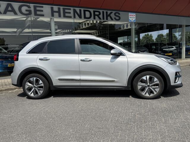 KIA e-Niro ExecutiveLine Sky 64 kWh | SOH: 93,9% | 3 Fase | Warmte pomp | Schuifdak | Adaptive CC | LED | Climate |